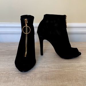 Never before worn black Guess heels